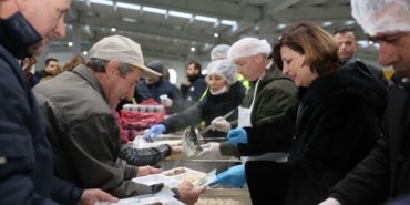 Eskişehir Büyükşehir Belediye Başkanı Ünlüce, Mahmudiye’de vatandaşlarla iftar yaptı