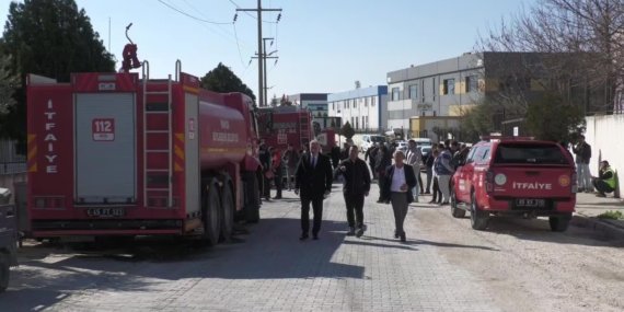 25 araç, 62 personelle müdahale edildi… Manisa Akhisar’da oyuncak fabrikasında çıkan yangın kontrol altına alındı